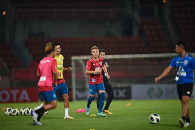 Pathumthani Tayland: 11 ARALIK 2022: Tayland 'da Tayland ile Tayland Stadyumu' nda Myanmar arasında oynanan dostluk maçı sırasında # 3 numaralı Tayland Oyuncusu Theerathon Bunmathan