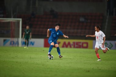 Pathumthani, Tayland: 11 Aralık 2022: Tayland 'daki Thammasart Stadyumu' nda Tayland ile Myanmar arasında oynanan dostluk maçı sırasında 17 numaralı Ekanit Panya oyuncusu 