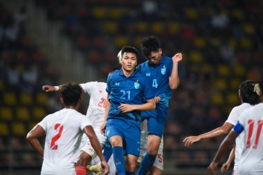 PATHUMTHANI, THAILAND -11 Aralık 2022: Poramet Arjvilai # 21 Tayland ile Tayland arasındaki dostluk maçı sırasında Tayland 'daki Tayland Stadyumu' nda Myanmar 'a karşı