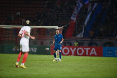 PATUMTHANI, THAILAND -11 ARALIK 2022: 4 numaralı Pansa Hemviboon Tayland Milli Futbol Takımı ile Tayland 'ın Tayland Stadyumu' nda oynanan dostluk maçı sırasında