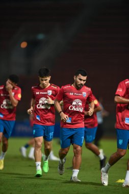 Pathumthani -Tayland: 11 Aralık 2022: Tayland 'daki Tayland Stadyumu' nda Tayland ile Myanmar arasında oynanan dostluk maçı sırasındaki oyuncular