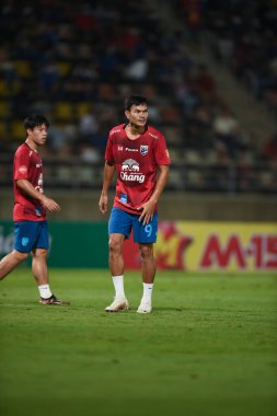 THUMTHANI, THAILAND -11 ARALIK 2022 Adisak Kraisorn # 9 Tayland ile Tayland arasındaki dostluk maçı sırasında Tayland 'daki Tayland Stadyumu' nda Myanmar 'a karşı