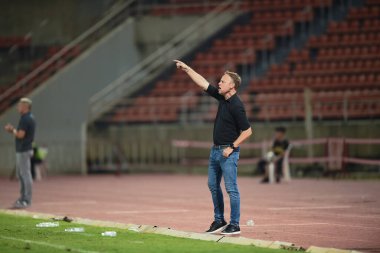 PATUMTHANI, THAILAND -11 Aralık 2022: Tayland 'da Tayland ile Tayland Stadyumu' nda Myanmar arasında oynanan dostluk maçı sırasında Mano Poking HeadCoach of thailand