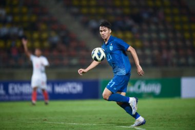 PATHUMTHANI, THAILAND -11 Aralık 2022: Poramet Arjvilai # 21 Tayland ile Tayland arasındaki dostluk maçı sırasında Tayland 'daki Tayland Stadyumu' nda Myanmar 'a karşı