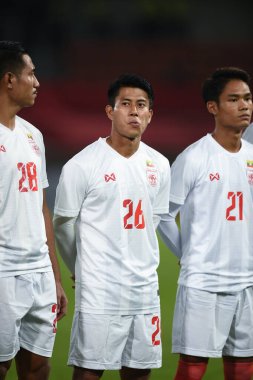 THUMTHANI, THAILAND -11 ARALIK 2022 Hein Htet Aung # 26 Myanmar Oyuncusu Tayland ile Tayland 'daki Tayland Stadyumu' nda Myanmar maçında