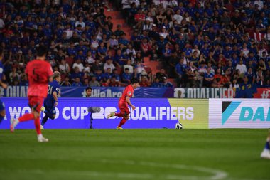 Bangkok, Tayland - 26 Mart 2024 - Tayland 'daki Rajamangkala Stadyumu' nda Tayland ile Güney Kore arasında oynanan Dünya Kupası sırasında Son Heung Min # 7 Güney Kore Oyuncusu.