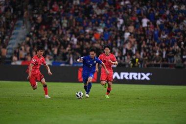 Bangkok, Tayland - 26 Mart 2024: Dünya Kupası sırasında Suphachok Sarachat # 7 Tayland Millî Futbol Takımı, Tayland 'daki Rajamangala Stadyumu' nda Güney Kore 'ye karşı mücadele etti.. 