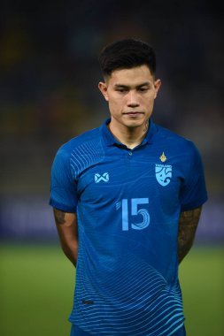 THUMTHANI, THAILAND -11 ARALIK 2022: 15 numaralı Suphanan Bureerat Tayland ile Tayland arasındaki dostluk maçı sırasında Tayland 'daki Tayland Stadyumu' nda Myanmar 'a karşı