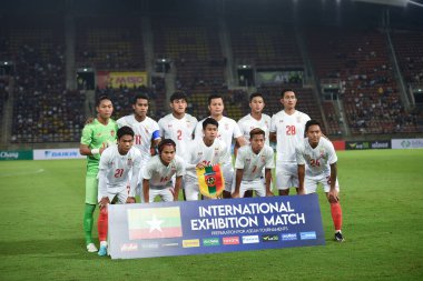 THUMTHANI, THAILAND -11 Aralık 2022: thammasart Stadyumu, Tayland 'da Myanmar' a karşı oynanan dostluk maçı sırasında Myanmar 'ın oyuncusu