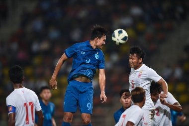 THUMTHANI, THAILAND -11 ARALIK 2022 Adisak Kraisorn # 9 Tayland ile Tayland arasındaki dostluk maçı sırasında Tayland 'daki Tayland Stadyumu' nda Myanmar 'a karşı