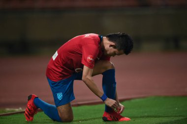 THUMTHANI, THAILAND -11 ARALIK 2022: 14 numaralı Sanrawat dechmitr # Tayland ile Tayland arasındaki dostluk maçı sırasında Tayland 'daki Tayland Stadyumu' nda Myanmar 'a karşı