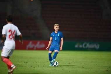 Pathumthani Tayland: 11 ARALIK 2022: Tayland 'da Tayland ile Tayland Stadyumu' nda Myanmar arasında oynanan dostluk maçı sırasında # 3 numaralı Tayland Oyuncusu Theerathon Bunmathan