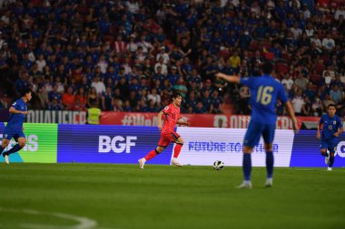 Bangkok, Tayland - 26 Mart 2024: Tayland 'daki Rajamangala Stadyumu' nda Tayland ile Güney Kore arasında oynanan Dünya Kupası sırasında Güney Kore 'nin 15 numaralı oyuncusu Kim Moonhwan.