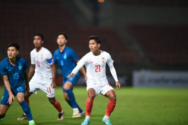 THUMTHANI, THAILAND -11 ARALIK 2022 Myat Kaung Khant # 21 Myanmar Oyuncuları Tayland ile Tayland 'daki Tayland Stadyumu' nda Myanmar maçında
