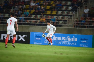THUMTHANI, THAILAND -11 ARALIK 2022 Hein Htet Aung # 26 Myanmar Oyuncusu Tayland ile Tayland 'daki Tayland Stadyumu' nda Myanmar maçında
