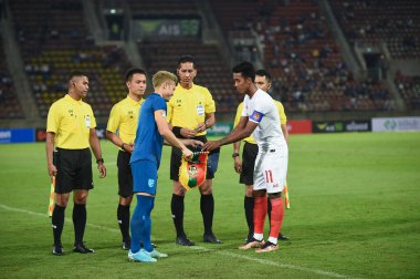 THUMTHANI, THAILAND -11 Aralık 2022: Mg Mg Lwin # 11 Myanmar oyuncusu Tayland ile Tayland 'daki Tayland Stadyumu' nda Myanmar arasında oynanan dostluk maçı sırasında