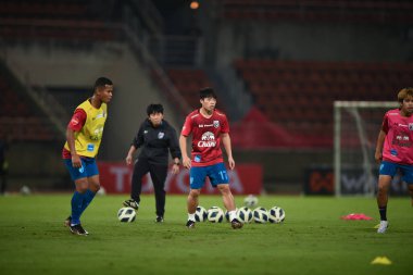 Pathumthani, Tayland: 11 Aralık 2022: Tayland 'daki Thammasart Stadyumu' nda Tayland ile Myanmar arasında oynanan dostluk maçı sırasında 17 numaralı Ekanit Panya oyuncusu 