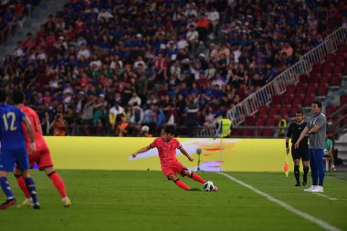 Bangkok, Tayland - 26 Mart 2024 - Dünya Kupası sırasında Güney Kore 'nin 3 numaralı Kim jin-su oyuncusu Rajamangkala Stadyumu' nda Güney Kore 'ye karşı mücadele etti.