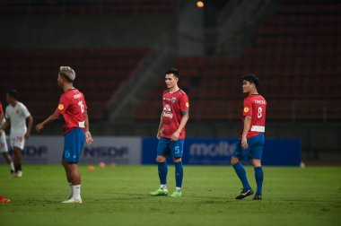 THUMTHANI, THAILAND -11 ARALIK, 2022: 5 numaralı Chalermsak Aukkee # Tayland ile Tayland arasındaki dostluk maçı sırasında Tayland 'daki Tayland Stadyumu' nda Myanmar 'a karşı