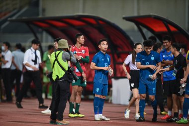 THUMTHANI, THAILAND -11 ARALIK 2022: 13 numaralı Jaruensak Wonggorn Tayland ile Tayland 'daki Tayland Stadyumu' nda Myanmar arasında oynanan dostluk maçı sırasında