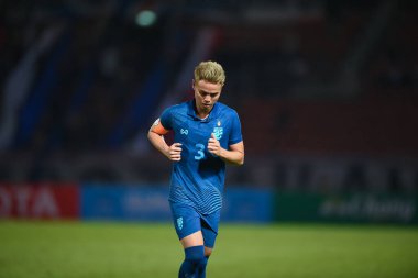 THUMTHANI, THAILAND -11 Aralık 2022: Tayland 'daki Tayland Stadyumu' nda Myanmar 'a karşı oynanan dostluk maçı sırasında Tayland' ın 3 numaralı Bunmathan Tiyatrosu