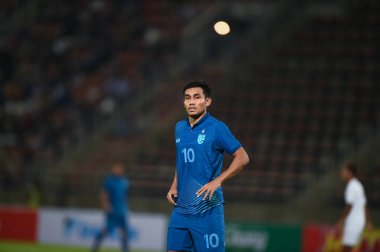 Pathumthani, Tayland - 11 Aralık 2022: Tayland 'daki Thammasat Stadyumu' nda Tayland ile Myanmar arasında oynanan dostluk maçı sırasında Teerasil Dangda # 10 Tayland oyuncusu.