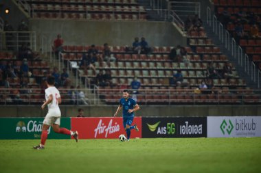 THUMTHANI, THAILAND -11 ARALIK 2022 Kritsada Kaman # 12 Tayland dostluk maçı sırasında Tayland 'daki Tayland Stadyumu' nda Myanmar 'a karşı