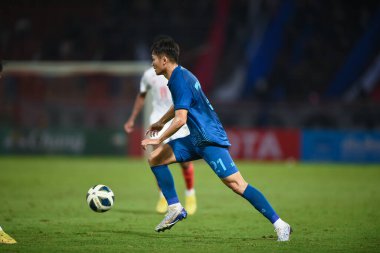 PATHUMTHANI, THAILAND -11 Aralık 2022: Poramet Arjvilai # 21 Tayland ile Tayland arasındaki dostluk maçı sırasında Tayland 'daki Tayland Stadyumu' nda Myanmar 'a karşı