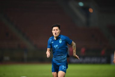 THUMTHANI, THAILAND -11 ARALIK 2022: 15 numaralı Suphanan Bureerat Tayland ile Tayland arasındaki dostluk maçı sırasında Tayland 'daki Tayland Stadyumu' nda Myanmar 'a karşı