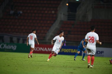 THUMTHANI, THAILAND -11 Aralık 2022: Mg Mg Lwin # 11 Myanmar oyuncusu Tayland ile Tayland 'daki Tayland Stadyumu' nda Myanmar arasında oynanan dostluk maçı sırasında