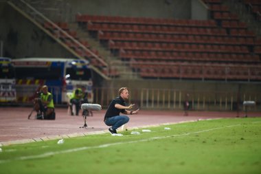 PATUMTHANI, THAILAND -11 Aralık 2022: Tayland 'da Tayland ile Tayland Stadyumu' nda Myanmar arasında oynanan dostluk maçı sırasında Mano Poking HeadCoach of thailand