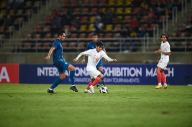 THUMTHANI, THAILAND -11 ARALIK 2022 Hein Htet Aung # 26 Myanmar Oyuncusu Tayland ile Tayland 'daki Tayland Stadyumu' nda Myanmar maçında