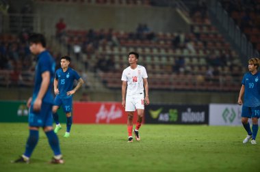 PATHUMTHANI, THAILAND -11 Aralık 2022: Tayland 'daki Tayland Stadyumu' nda Myanmar 'a karşı oynanan dostluk maçında Tun # 10 Myanmar' ı kazandı.