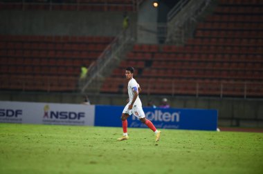 THUMTHANI, THAILAND -11 Aralık 2022: Mg Mg Lwin # 11 Myanmar oyuncusu Tayland ile Tayland 'daki Tayland Stadyumu' nda Myanmar arasında oynanan dostluk maçı sırasında