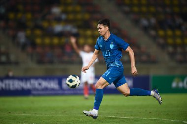 PATHUMTHANI, THAILAND -11 Aralık 2022: Poramet Arjvilai # 21 Tayland ile Tayland arasındaki dostluk maçı sırasında Tayland 'daki Tayland Stadyumu' nda Myanmar 'a karşı