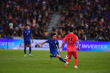Bangkok, Tayland - 26 Mart 2024: Dünya Kupası sırasında Suphachok Sarachat # 7 Tayland Millî Futbol Takımı, Tayland 'daki Rajamangala Stadyumu' nda Güney Kore 'ye karşı mücadele etti.. 