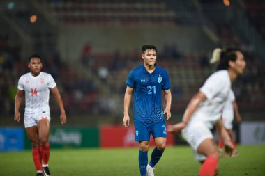 PATHUMTHANI, THAILAND -11 Aralık 2022: Poramet Arjvilai # 21 Tayland ile Tayland arasındaki dostluk maçı sırasında Tayland 'daki Tayland Stadyumu' nda Myanmar 'a karşı