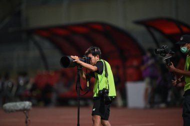 PATHUMTHANI, THAILAND -11 Aralık 2022: Tayland 'da Tayland ile Tayland arasındaki dostluk maçı sırasında Tayland' daki Tayland Stadyumu 'nda Myanmar' a karşı