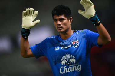 THUMTHANI, THAILAND -11 Aralık 2022: Tayland ile Tayland 'daki Tayland Stadyumu' nda Myanmar maçında Ummarin yaodum kaleci koçu