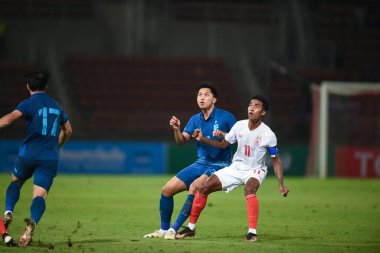 PATUMTHANI, THAILAND -11 ARALIK 2022: 4 numaralı Pansa Hemviboon Tayland Milli Futbol Takımı ile Tayland 'ın Tayland Stadyumu' nda oynanan dostluk maçı sırasında