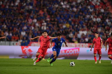 Bangkok, Tayland - 26 Mart 2024: Dünya Kupası sırasında Suphanut Meuanta # 10 Tayland Kupası 'nda Güney Kore ile Tayland' daki Rajamangkala Stadyumu 'nda karşılaştı..