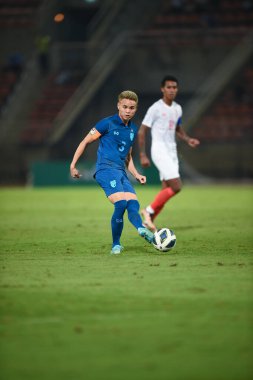 THUMTHANI, THAILAND -11 Aralık 2022: Tayland 'daki Tayland Stadyumu' nda Myanmar 'a karşı oynanan dostluk maçı sırasında Tayland' ın 3 numaralı Bunmathan Tiyatrosu