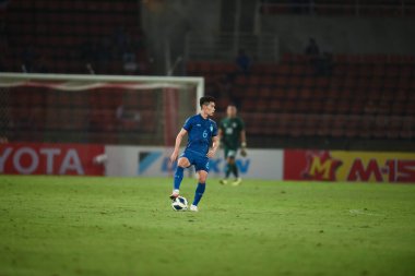 PATUMTHANI, THAILAND -11 Aralık 2022: Sarach Yooyen # 6 Tayland dostluk maçı sırasında thammasart Stadyumu, Tayland 'da Myanmar' a karşı