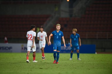 Pathumthani Tayland: 11 ARALIK 2022: Tayland 'da Tayland ile Tayland Stadyumu' nda Myanmar arasında oynanan dostluk maçı sırasında # 3 numaralı Tayland Oyuncusu Theerathon Bunmathan