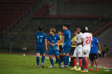 Pathumthani -Tayland: 11 Aralık 2022: Tayland 'daki Tayland Stadyumu' nda Tayland ile Myanmar arasında oynanan dostluk maçı sırasındaki oyuncular