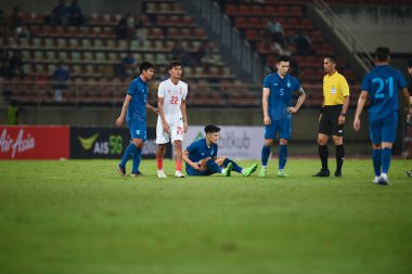 THUMTHANI, THAILAND -11 ARALIK 2022: 15 numaralı Suphanan Bureerat Tayland ile Tayland arasındaki dostluk maçı sırasında Tayland 'daki Tayland Stadyumu' nda Myanmar 'a karşı