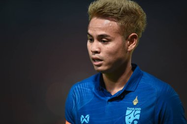 THUMTHANI, THAILAND -11 Aralık 2022: Tayland 'daki Tayland Stadyumu' nda Myanmar 'a karşı oynanan dostluk maçı sırasında Tayland' ın 3 numaralı Bunmathan Tiyatrosu