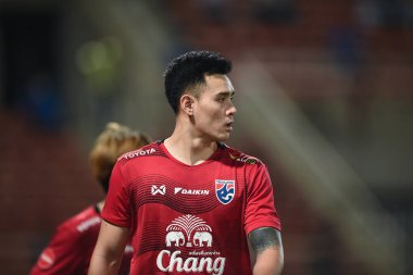 THUMTHANI, THAILAND -11 ARALIK, 2022: 5 numaralı Chalermsak Aukkee # Tayland ile Tayland arasındaki dostluk maçı sırasında Tayland 'daki Tayland Stadyumu' nda Myanmar 'a karşı