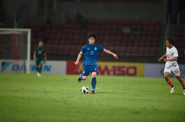 Pathumthani, Tayland: 11 Aralık 2022: Tayland 'daki Thammasart Stadyumu' nda Tayland ile Myanmar arasında oynanan dostluk maçı sırasında 17 numaralı Ekanit Panya oyuncusu 