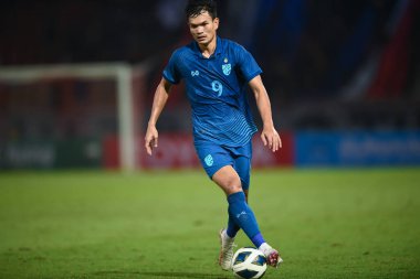 THUMTHANI, THAILAND -11 ARALIK 2022 Adisak Kraisorn # 9 Tayland ile Tayland arasındaki dostluk maçı sırasında Tayland 'daki Tayland Stadyumu' nda Myanmar 'a karşı